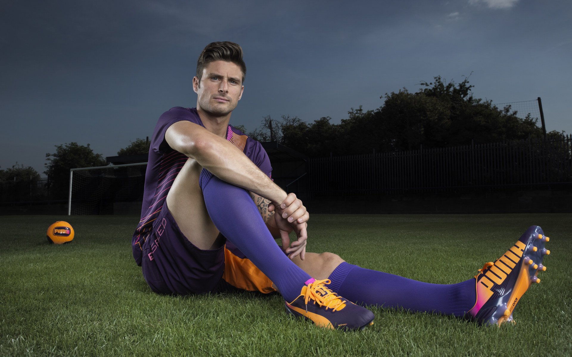 哈兰德多次关键入球帮助球队稳住榜首位置,哈兰德 球员